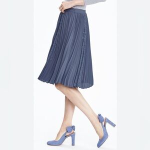 Banana Republic Size 4 blue pleated skirt with lace